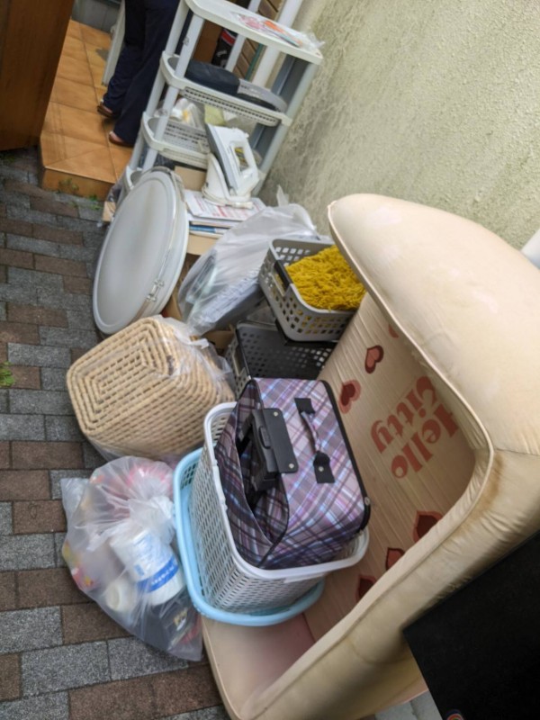 神奈川県綾瀬市にてソファやスーツケースの回収をしましたのサムネイル